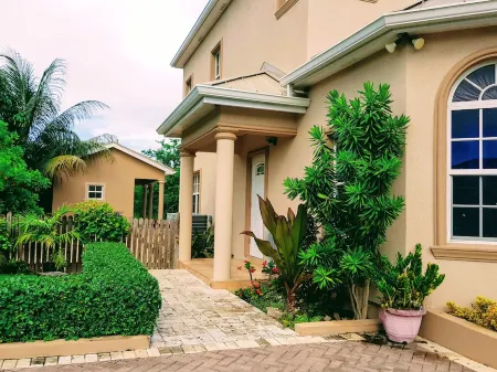 Casa de Bells 2 - Studio apartment with pool, gazebo, private entrance & parking Отели в г. Патрикс Айленд