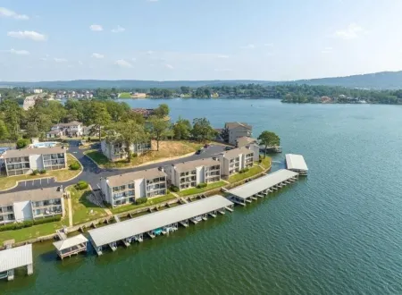 Perfectly located Lake Hamilton lake front condo. 5 miles to Oaklawn Race Track