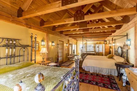 Beautiful & One-of-a-Kind Downtown Minturn Apartment. Minutes to Vail. Отели в г. Минчерн