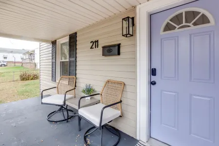 The Periwinkle Cottage, 3BR, 2BA Fort Mill Retreat. Close to Downtown!