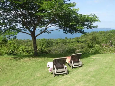 Cozy, modern jungle cabin with beautiful sea view Hotels in 