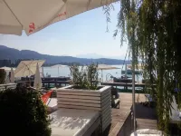 State-of-the-art new, large apartment, up to 6 people, family-friendly, free beach!