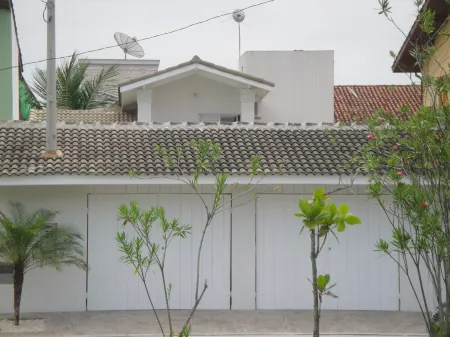 House 04 suites near the sea Отели рядом с достопримечательностью «Foz do Rio Guaratuba»