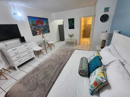 Charming 1-bedroom in Tower Isle St Mary: AC, WiFi, pool, and a serene retreat.