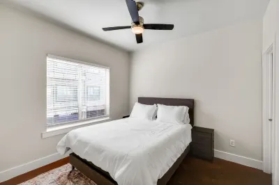2 Bedroom Apartment Close to Downtown & Baylor Hospital
