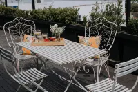 Quiet , Stylish 2 bedroom Apartment , situated in the heart of town.