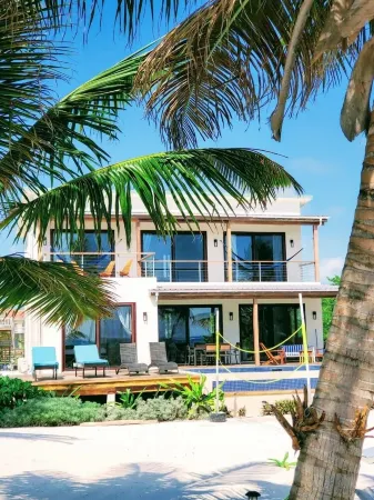 PRIVATE BEACHFRONT PARADISE with COOK & POOL = Luxury on the Sea! Отели в г. Ambergris Caye