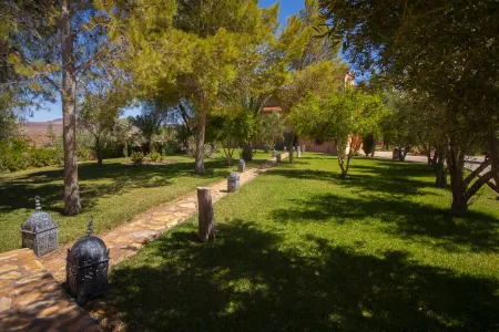 600m2 oriental palace with swimming pool, quiet location.