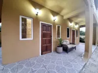 Chic Apartment in peaceful neighborhood close to beaches, shopping/entertainment Hotels in Corinth