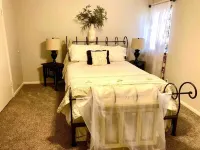 MAY'S FLOWERS , Stylish 4 Bedroom house, High Speed Internet,  Equipped Kitchen Hotel in zona Oil Palace
