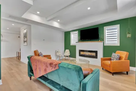 Downtown Stratford’s Luxury 2 BDR Suite with Kitchen *BRAND NEW*