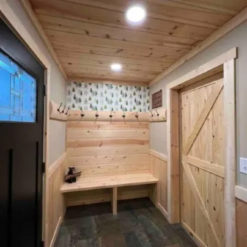 Escape to Our Cozy Lakeside Cabin-Great Sunset Views-1 Hour from Cities