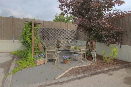 Location Location!! 2bd2ba Condo in the heart of Downtown Invermere! Отели в г. Инвермир