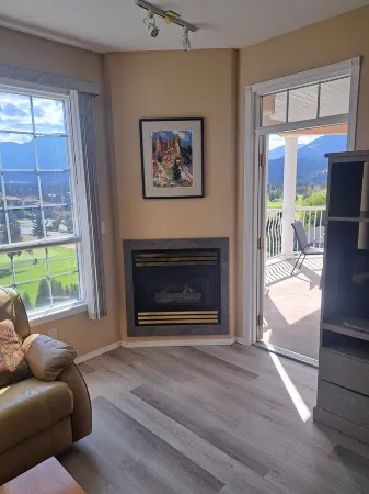 Spacious pet friendly condo with beautiful golf course and mountain views