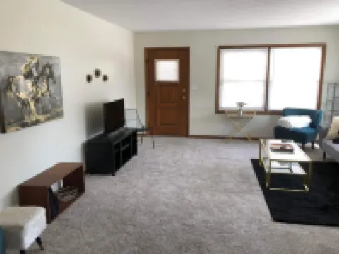 Spacious 2-Bedroom Apartment - Close To It All!