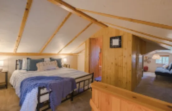 Cozy Pines Hideaway- BBQ, Fire-Pit, Zip-Line, and Fireplace