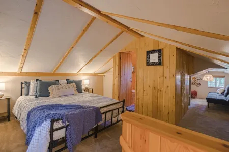 Cozy Pines Hideaway- BBQ, Fire-Pit, Zip-Line, and Fireplace