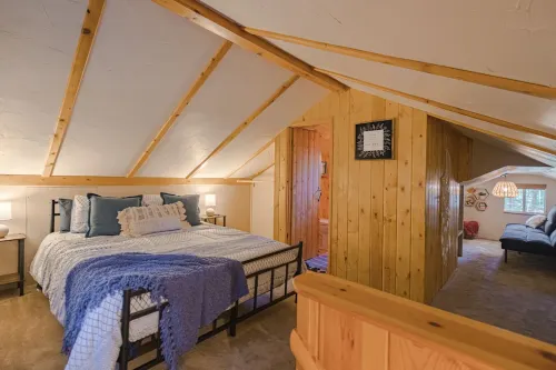 Cozy Pines Hideaway- BBQ, Fire-Pit, Zip-Line, and Fireplace