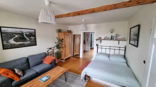 Cozy vacation apartment on the edge of the forest in an old farmhouse 15 minutes from the city