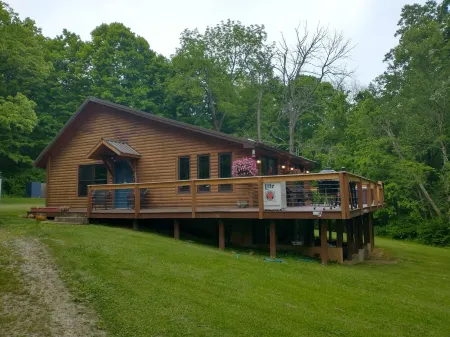 Beautiful Secluded Cabin with hot tub on 50 acres