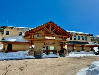 Luxury condo with vaulted ceilings and great views plus amenities!