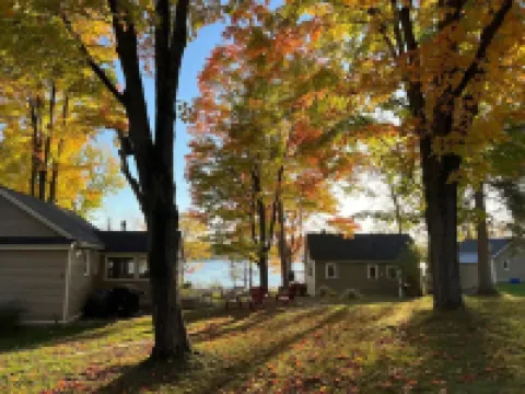 Two Bedroom Moon River Cottage Hotels near Lake Muskoka