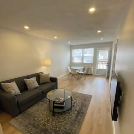 Newly Renovated 2 Bedroom Apartment on the Lakeshore in Port Credit. Отели рядом с достопримечательностью «Шеридан»
