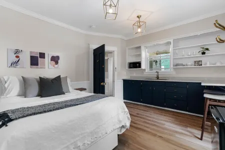 Studio 2 ~ Private BDRM, Minimalistic Feel Отели рядом со станцией Залізнична станція Монктон