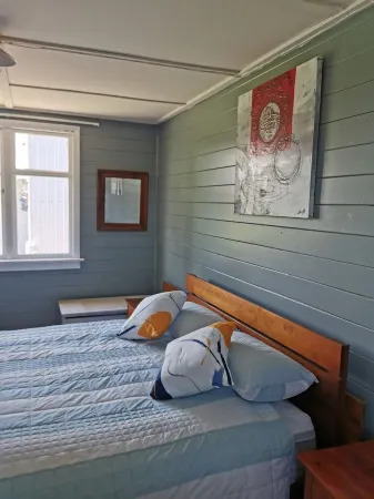 With the lake on your doorstep, BEACH 2 minutes away and river swimming hole . Отели в г. Опунейк