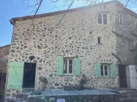 Maison ancienne de caractère avec terrasse dans hameau typiquement provençal