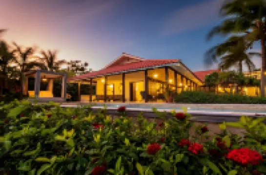 Renovated 6 bedroom Villa with pathway to the ocean and private pool โรงแรมใน