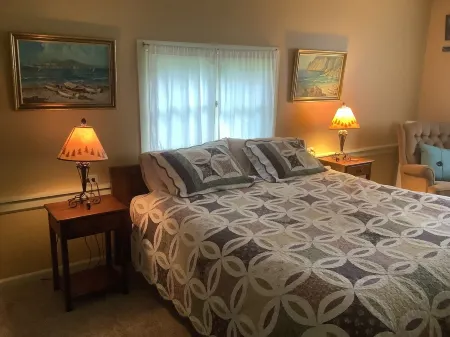 Beautiful view of the lake with patio and BBQ. Отели рядом с достопримечательностью «Train Mountain Railroad Museum»