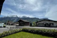 New 3.5 room apartment with chalet interior, terrace and views of the mountains!