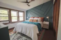 The Nest: Charming 2BR Retreat Hotels in 