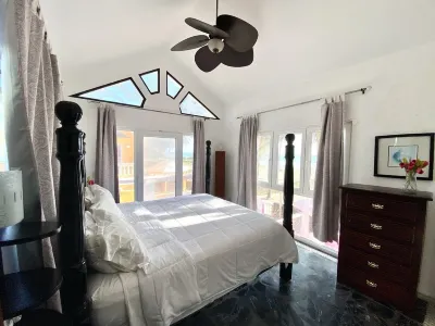 Villa Flamingo; Sleeps 8; not 10,Waterfall, Oceanfront Pool, Hot Tub Các khách sạn ở 