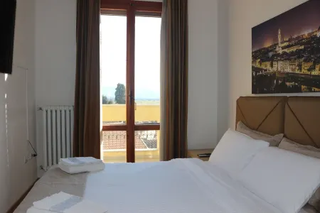 [view on art] skyline balcony Отели рядом с достопримечательностью «Villa Castelletti»