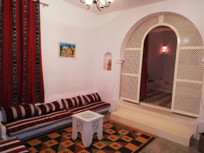 Typical house (mouth) with swimming pool not overlooked فنادق في 