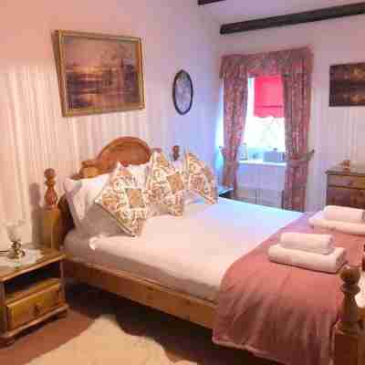 Lake District oak-beamed cottage.Pet welcome.  Summer heated outdoor pool. Rooms