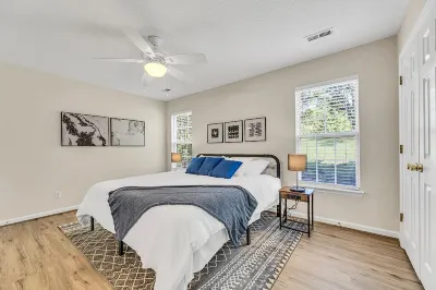Cozy 1 Story Home - Near Hospitals and Mall - No Stairs - Long Term Allowed Hotels near Walmart Supercenter