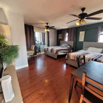 Chic Centrally Located Loft: Relax in the Heart of Pico/Robertson Отели рядом с достопримечательностью «Golden Triangle»