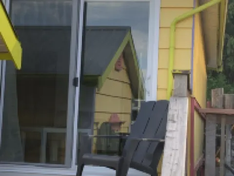 Cowibbean Cottage Uniquely situated over the ocean Hotels in Cowichan Bay