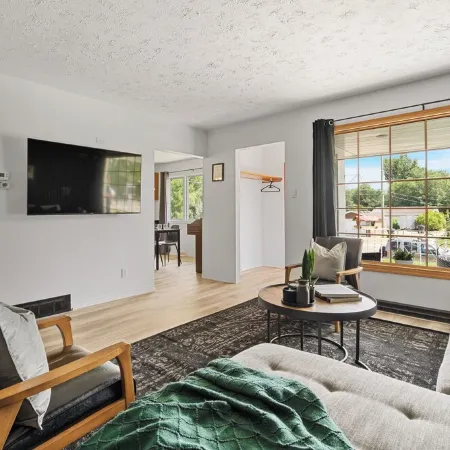Stylish Drumheller Retreat: Steps from the Red Deer River!