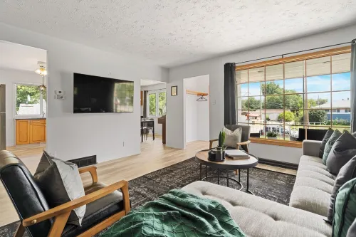 Stylish Drumheller Retreat: Steps from the Red Deer River!