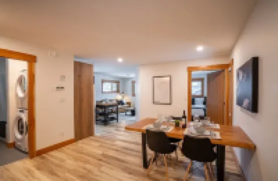 Aspen Adventure House - Luxury Suite - 2 minutes from Revelstoke Mountain Resort