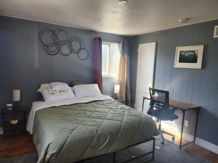 Spacious home away from home Отели в г. Блумфилд