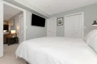 Cozy condo beside lake with mountain view / 2bd 2bth + Den Hotels in Invermere