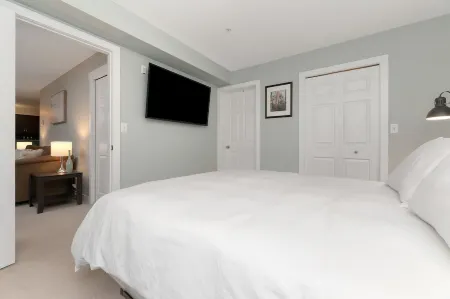 Cozy condo beside lake with mountain view / 2bd 2bth + Den