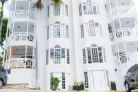 Falcon Sunset 2br Apt/Free Airport Transportation/Gated Complex /Security Hotels in 