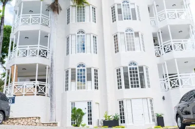 Falcon Sunset 2br Apt/Free Airport Transportation/Gated Complex /Security Hotels in 