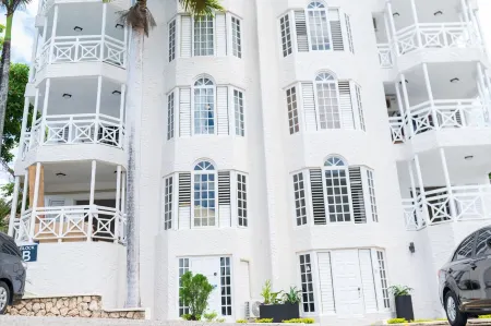 Falcon Sunset 2br Apt/Free Airport Transportation/Gated Complex /Security Отели рядом с Аэропорт Монтего-Бей Сангстер